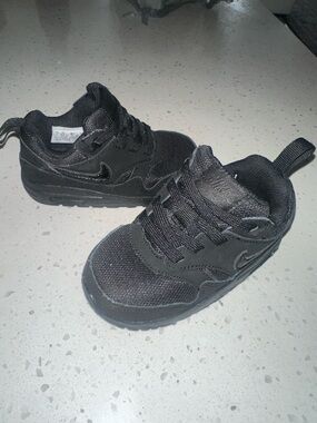 Nike Kids Black Low-Top Athletic Sneakers